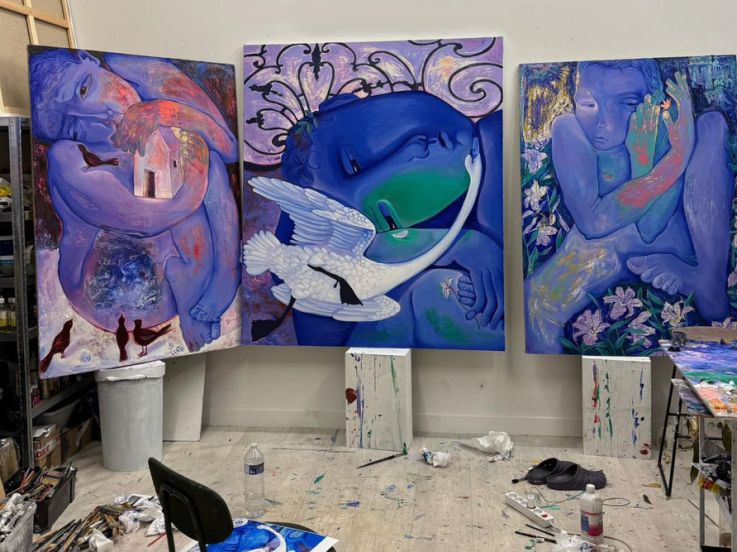 À Paris, Yoyo Maeght dévoile son nouveau coup de cœur artistique : le peintre Sergiu Ciochina. 