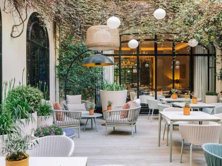 Le Lancaster réinvente l’art de vivre parisien en s’imposant comme un véritable resort urbain au cœur de la capitale