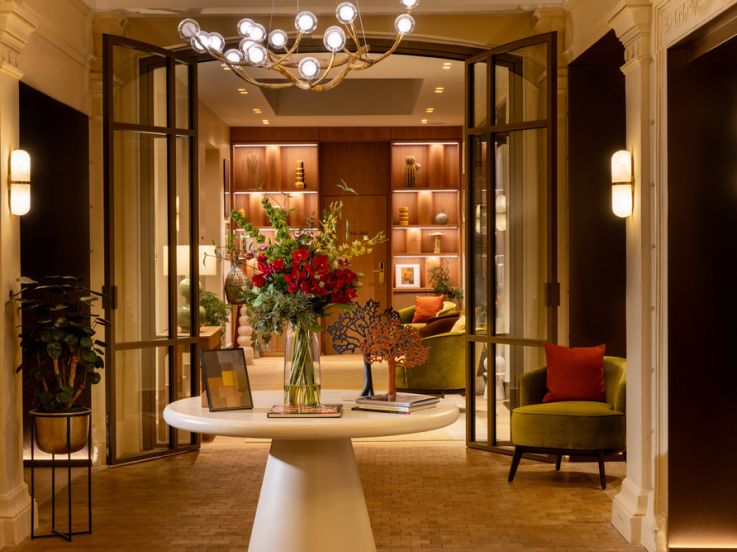 À Paris, cet hôtel caché et entièrement rénové vous fait voyager à travers la France grâce à une incroyable salle immersive