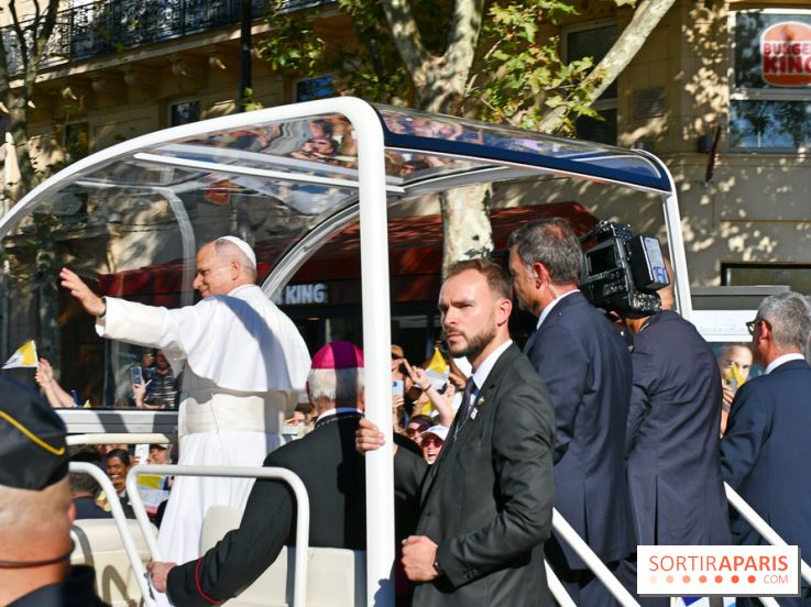 EN Images : le passage du pape Léon XIV en papamobile à Paris
