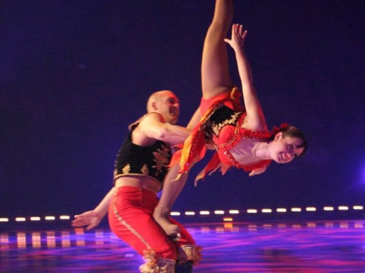 Holiday on ice, festival