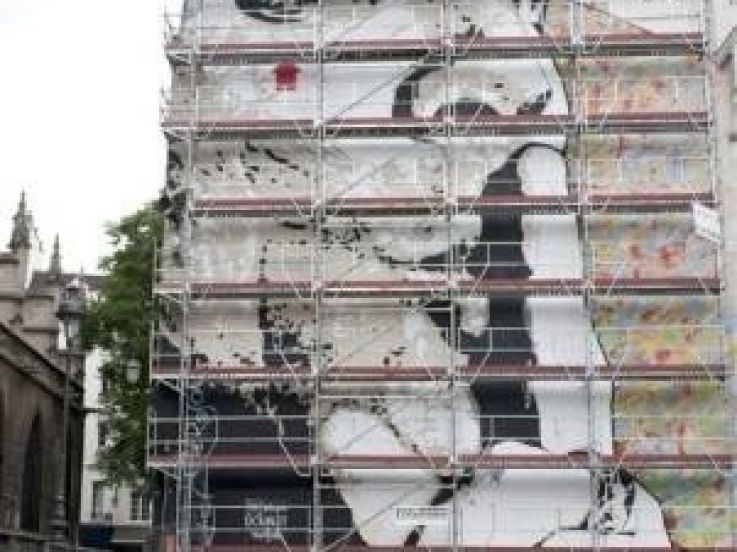 Jef Aérosol, pochoir géant, place Stravinski