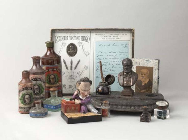 Plumes "Victor Hugo", bouteilles d'encre "Victor Hugo", encrier en céramique, encrier en métal, carnet avec effigie de Victor Hugo. Paris, Maison de Victor Hugo. 