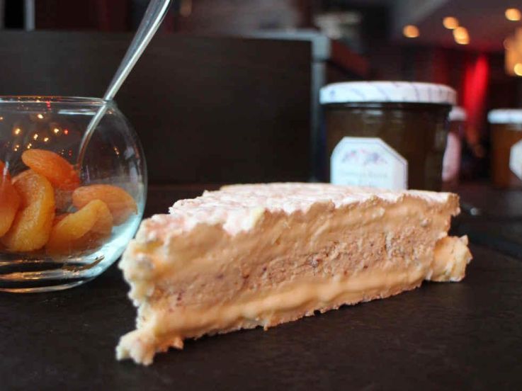 Le premier bar à bries ouvre au Makassar Lounge et Restaurant