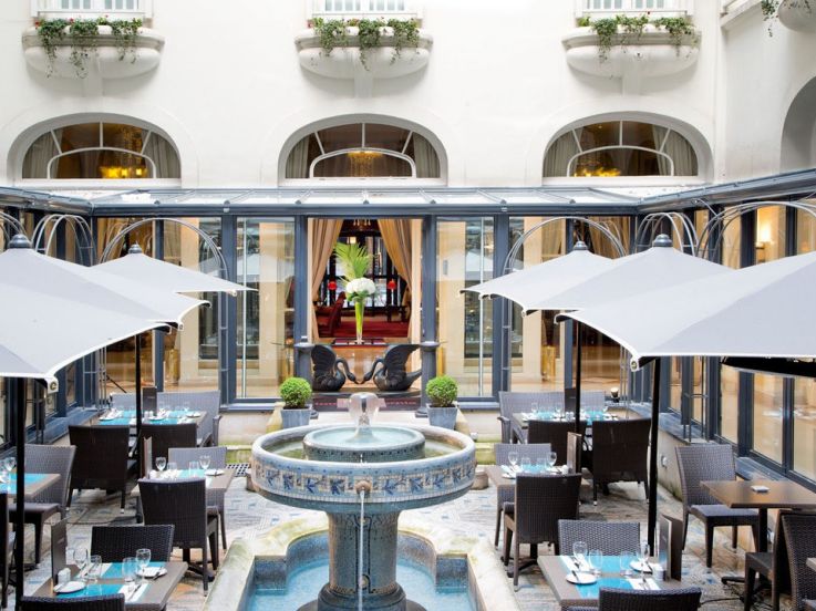 Une coupe de Champagne au "bar Terr'ice" du patio de l'Hôtel California