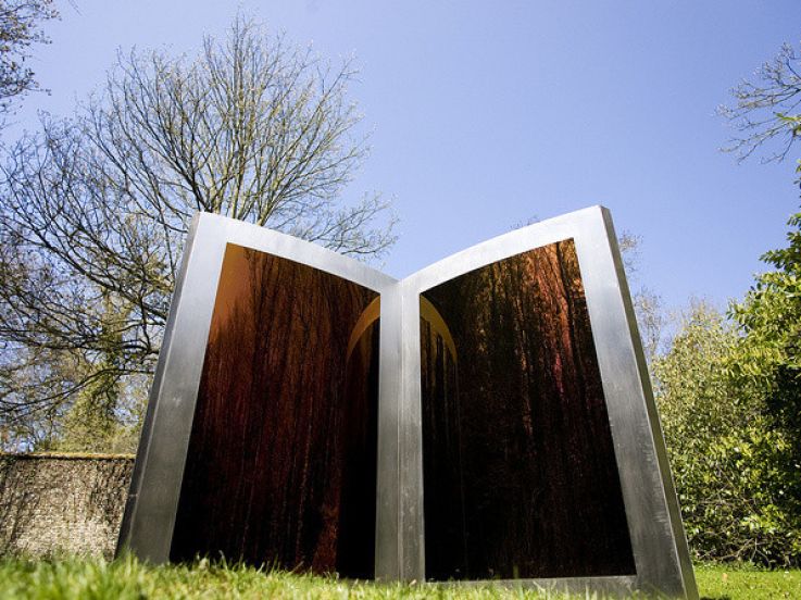 Open Book, l'œuvre offerte par la Reine Elizabeth II à Paris