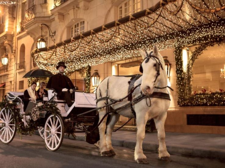 Le Bristol propose un tour de calèche dans Paris