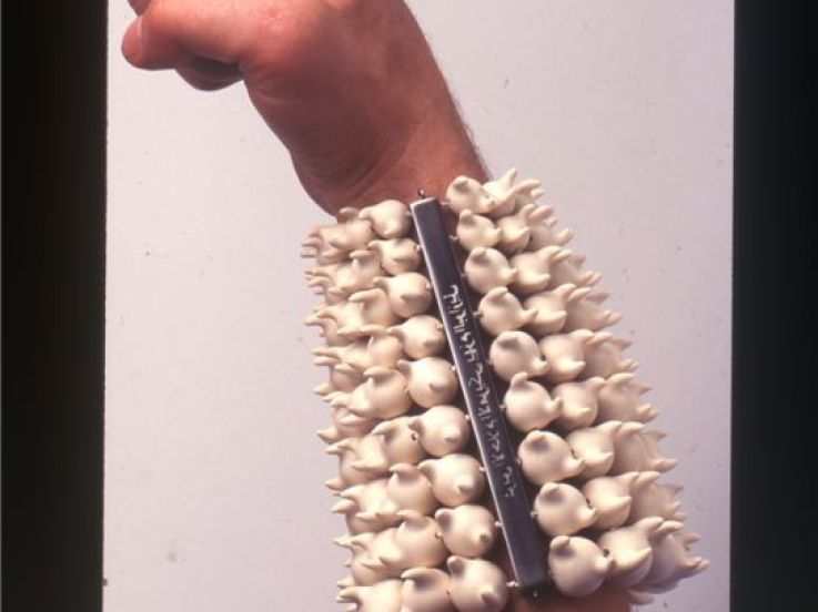 Un peu de Terre sur la Peau, exposition Musée des Arts Décoratifs, Peter Hoogeboom, Satanic cuff, 1996, bracelet © photo : Henni van Beek