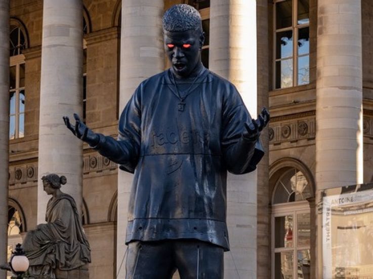 Insolite : une statue géante de Kid Cudi s'est installé à Paris, Place de la Bourse 
