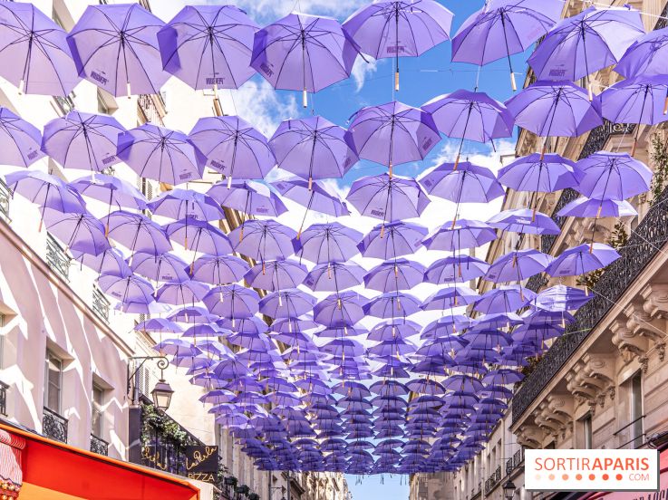 La rue Montorgueil transformée en Gotham pour célébrer la série The Penguin sur Max avec des parapluies violet