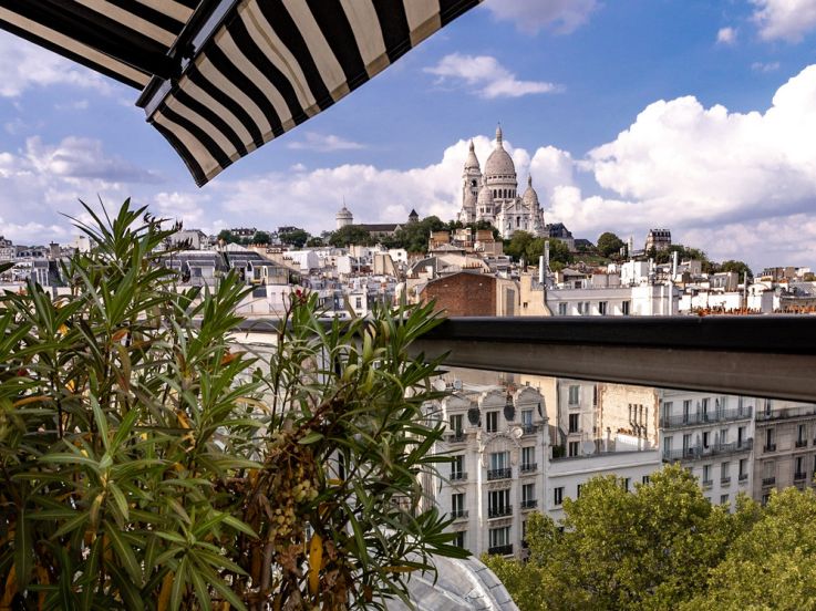 L'Hôtel Rochechouart rouvre son Bar sur le Toit pour l'été