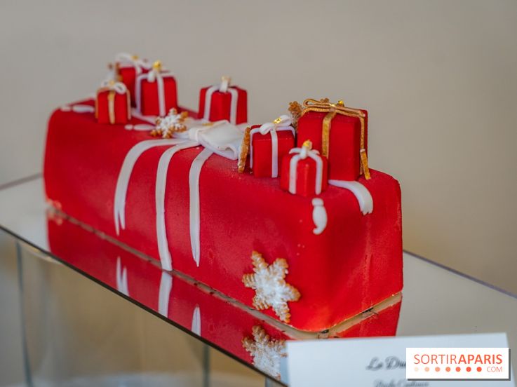 Les Bûches de Noël du Drugstore Paris 2025 pour rugir et s'émerveiller - bûche cadeaux
