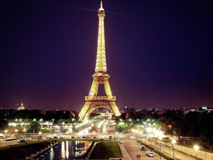 Année France-Corée : la Tour Eiffel illuminée aux couleurs de la Corée