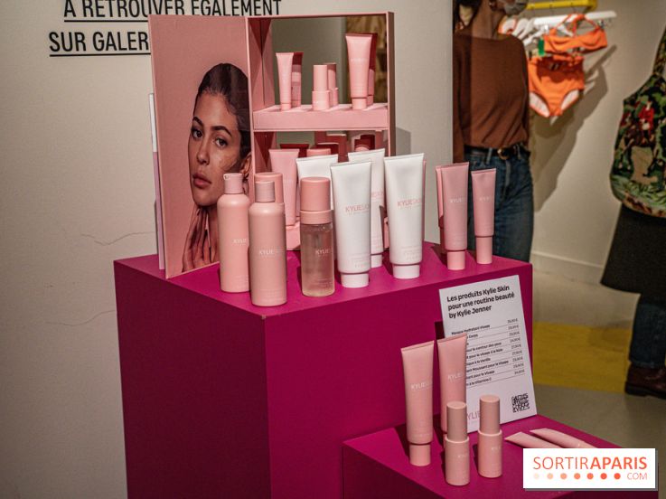 Kylie Jenner installe sa salle de bain et ses soins Kylie Skin aux Galeries Lafayette Champs-Elysées