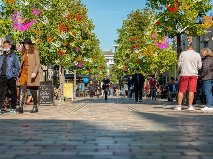Le ciel de Bercy Village se pare de milliers de papillons