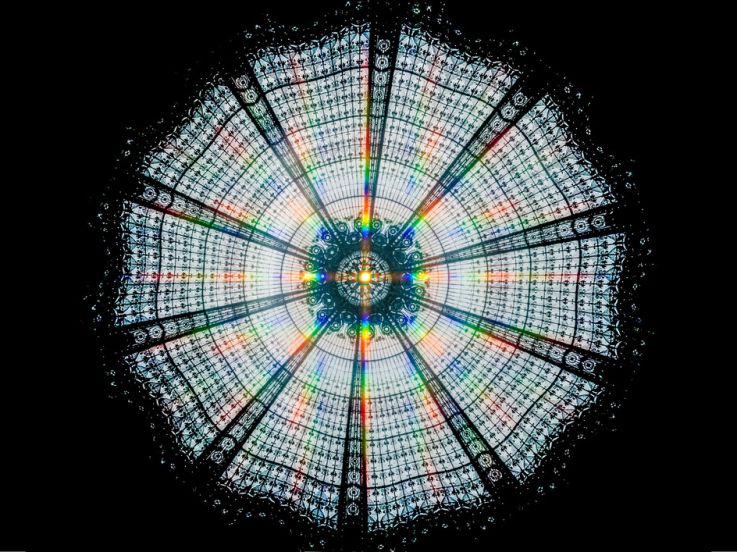 La coupole des Galeries Lafayette transformer en arc-en-ciel avec l’œuvre de Kimsooja