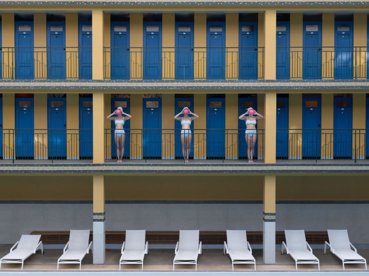 Exposition atypique à Paris : Soo Burnell revient à Molitor avec son œuvre 'Into The Blue'