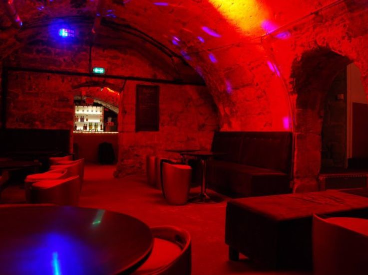 Les Caractères : la taverne parisienne pour faire la fête 