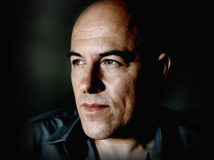 Dominique A en concert solo au Théâtre de La Ville