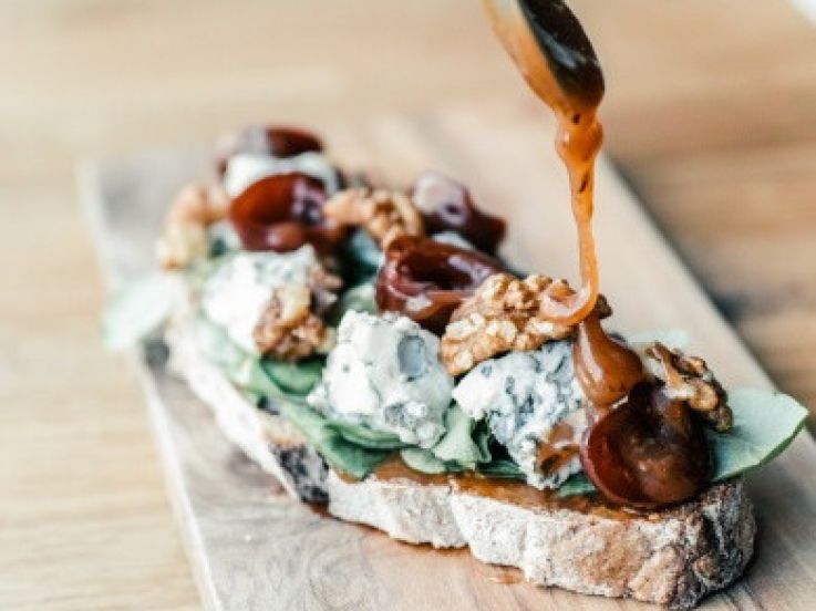 Tartine au fromage bleu et au C.B.S. signé Ellen Raun chez Fringe