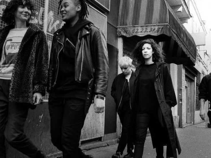 Léonie Pernet en live à l'aéroport Paris-Charles de Gaulle