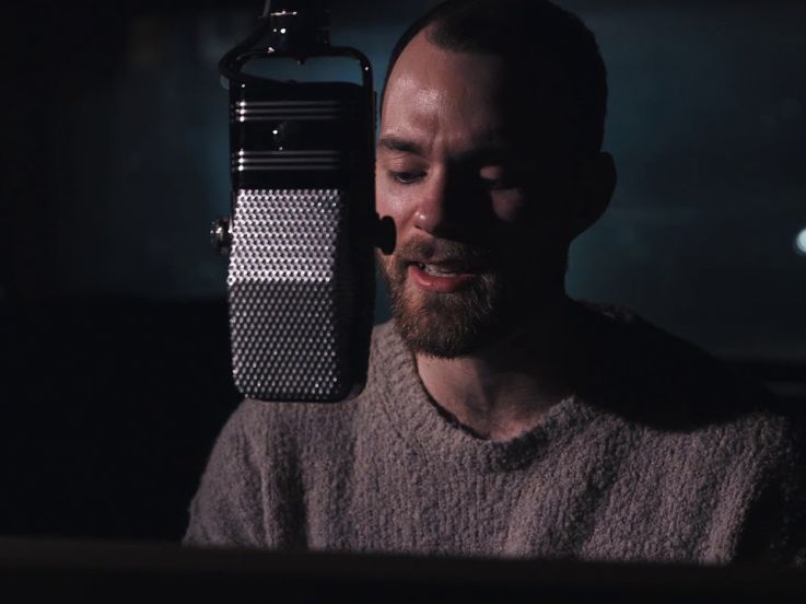 Ásgeir en concert au Café de La Danse en février 2019