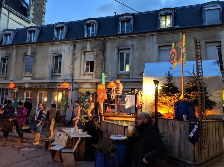 Feu aux fesses aux Grands Voisins : banc chauffant à ciel ouvert à Paris 
