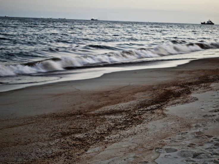 Marée noire à l’île Maurice : la France envoie des experts et du matériel