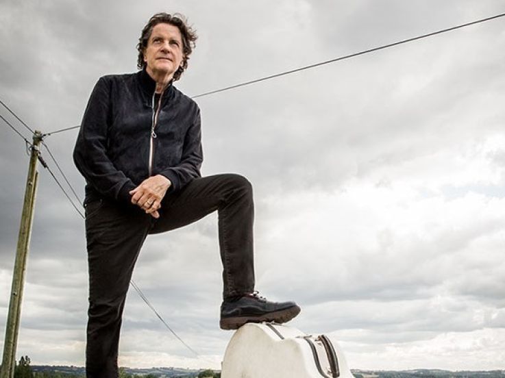 Francis Cabrel en concert aux Folies Bergère à Paris