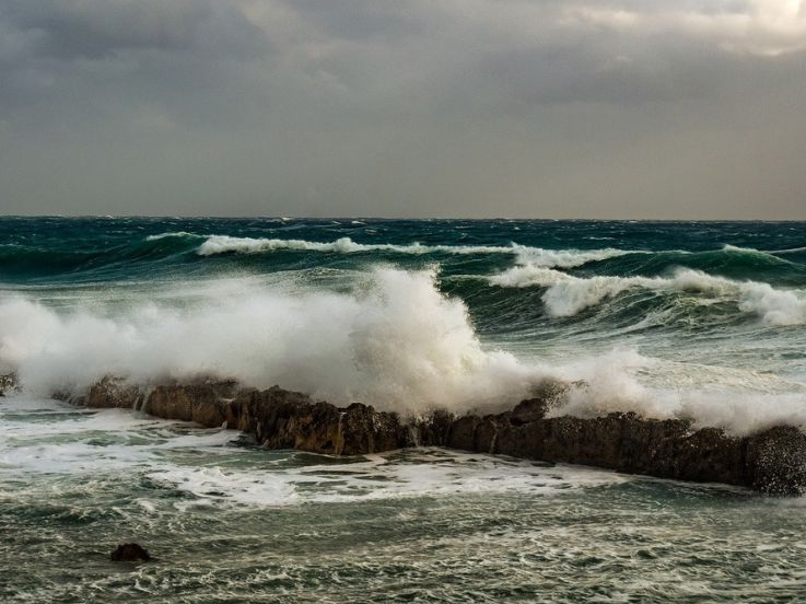 Tempête Barbara. Vents violents et pluies fortes jusqu'à mercredi, 12  départements en orange