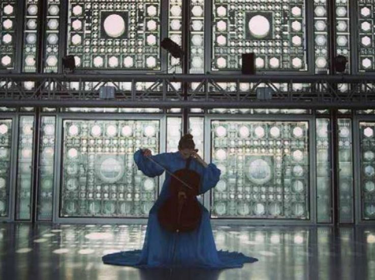 Vidéo : la violoncelliste Camille Thomas jour le Kaddisch de Ravel à l’Institut du monde arabe 