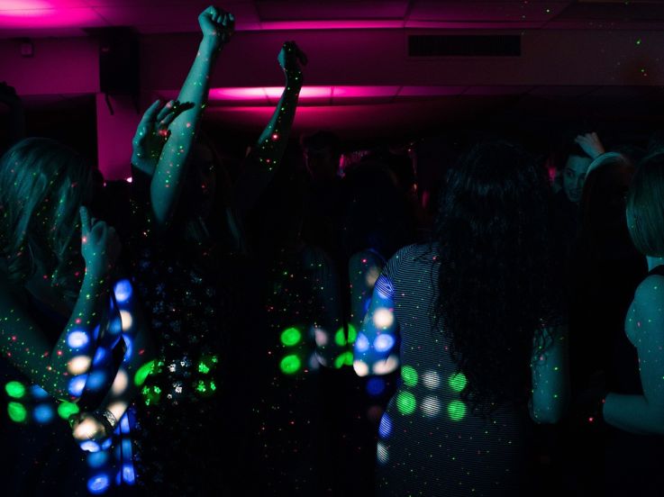 Covid : interdiction de danser dans les bars et restaurants pendant quatre semaines en France