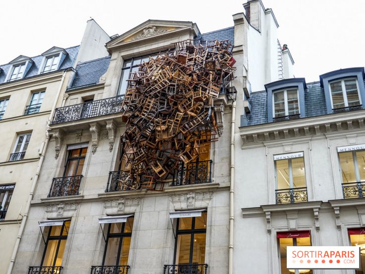 Paris : quel est ce tas de chaises suspendu à un immeuble ?