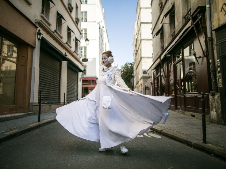 Les performances Pierrots de la Nuit dans les rues de Paris