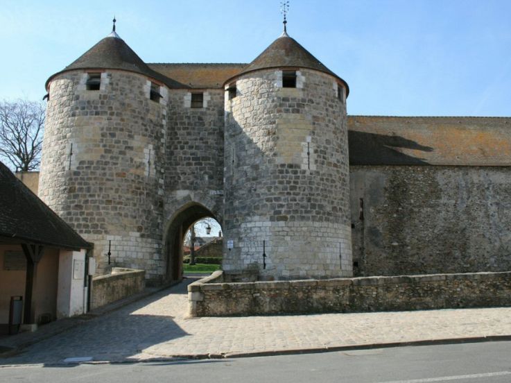 Le Château de Dourdan à l'heure des enfants : jeux et ateliers en août