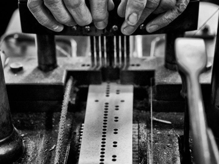 Nikos Aliagas présente Mémoires de mains à la galerie Guillaume