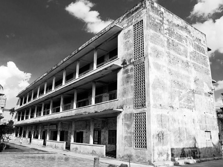 Nuit Blanche : Cross the Scan-S21 dans la cour de la Bilbiothèque Historique