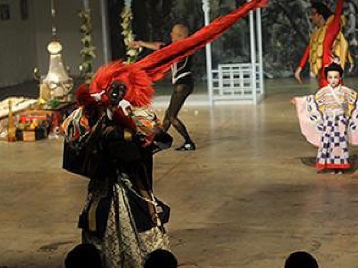 Fuyons sous la spirale de l'escalier profond