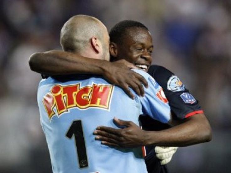 Yannick Boli dans les bras de son gardien JÃ©rÃ´me Alonzo aprÃ¨s la victoire du Paris St-Germain sur Amiens en demi-finale de Coupe de France. CouronnÃ© de succÃ¨s dans les Coupes et poussif en championnat, le Paris Saint-Germain offre cette saison un visage paradoxal. Un doublÃ© Coupe de la Ligue-Coupe de France reste possible mais il aura bien mauvais goÃ»t si le club de la capitale, menacÃ© de relÃ©gation Ã  deux journÃ©es de la fin, se retrouve en Ligue 2. /Photo prise le 6 mai 2008/REUTERS/Charles Platiau