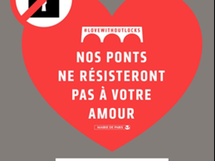 Installation des stickers #lovewithoutlocks pour mettre fin aux cadenas sur les ponts parisiens