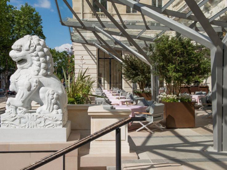 Le Peninsula Paris se transforme en court de tennis 