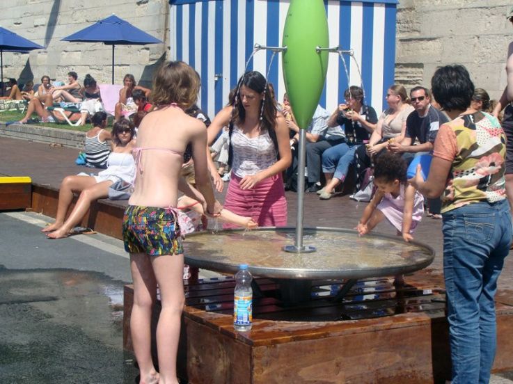 Fontaine à eau à Paris plage, sur les bords de Seine