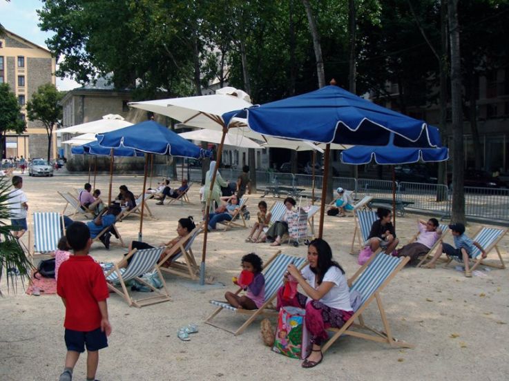 Chaises longues à Paris Plage La Villette