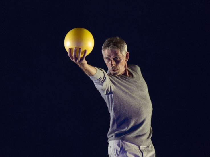 Je parle à un homme qui ne tient pas en place au Rond Point