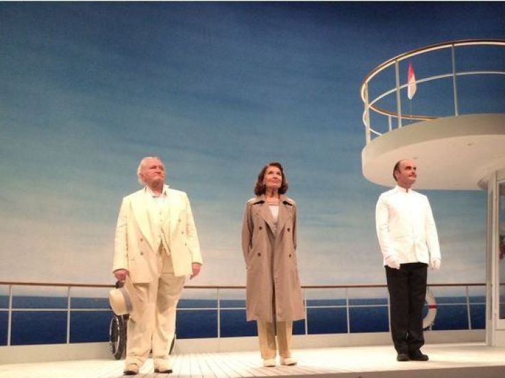 Skorpios au loin au Théâtre des Bouffes Parisiens