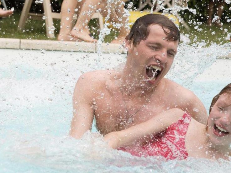 Les chatouilles au cinéma : découvrez la bande-annonce 