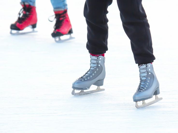 Patinoire éphémère à Étréchy (Essonne) : une sortie de Noël en famille sur vraie glace à 1h de Paris