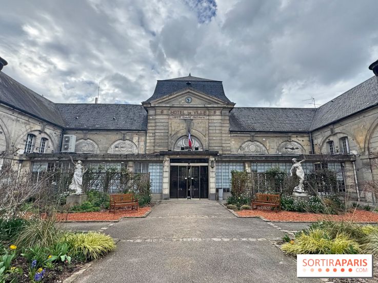 Cette mairie d'Île-de-France se trouve au cœur d'anciennes écuries, vestiges d'un château disparu