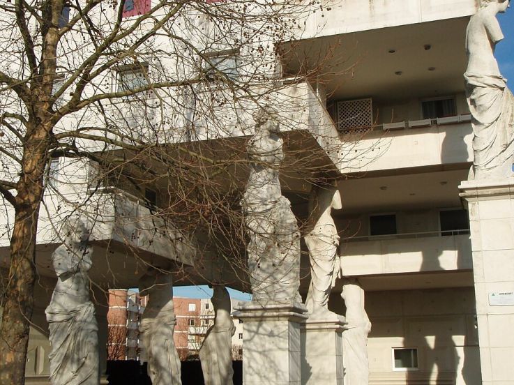 En région parisienne, cet immeuble suspendu sur des sculptures est un trésor du patrimoine contemporain