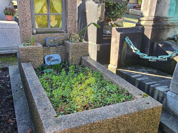 À Paris, cette tombe insolite prend la forme d’une maisonnette avec ses occupants à la fenêtre